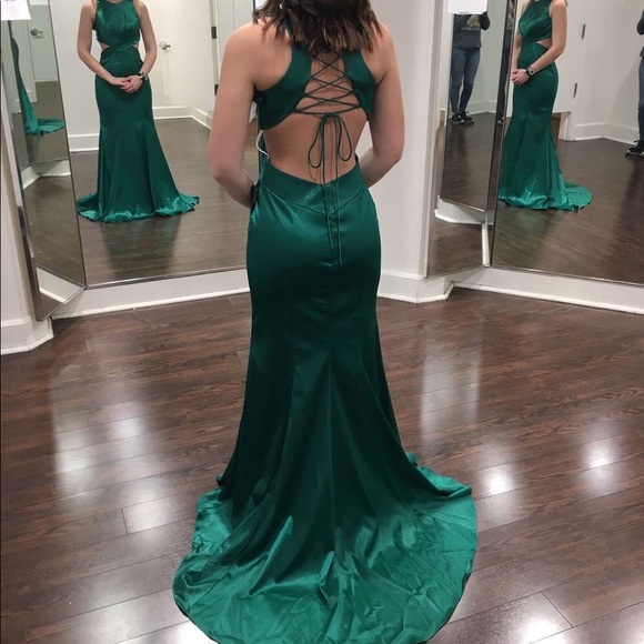 Emerald green size 2 prom dress - Picture 3 of 3